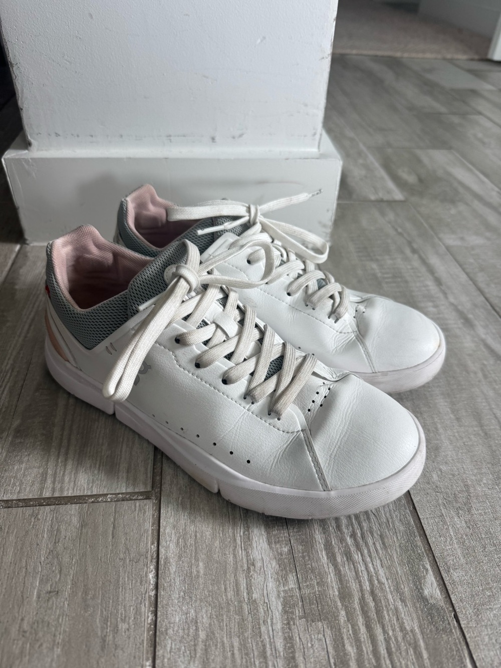 On The Roger Advantage Women’s Sneakers White Pink Gray Size 8.5